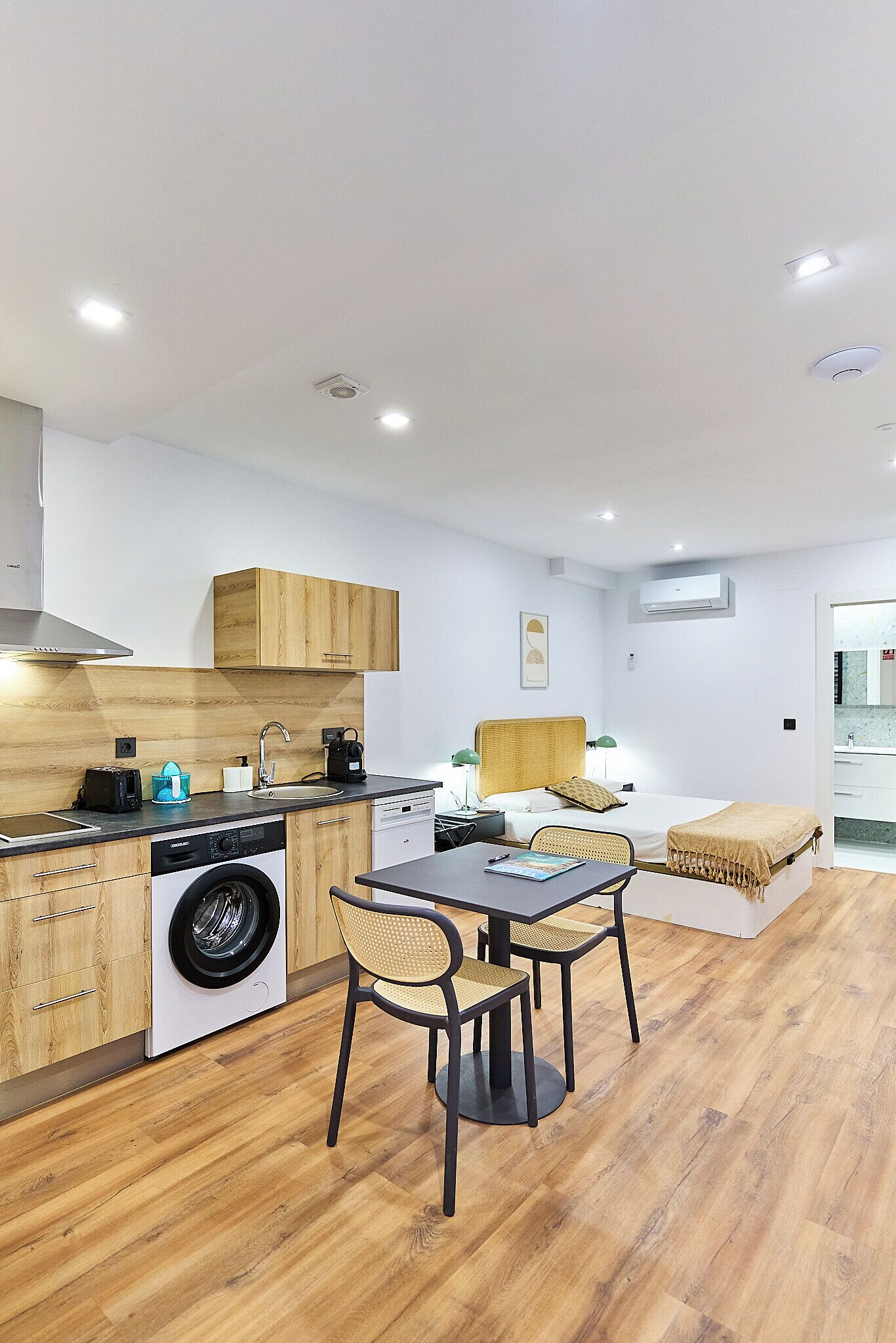 Studio | Private kitchen | Mini-fridge, microwave, stovetop, cookware/dishes/utensils