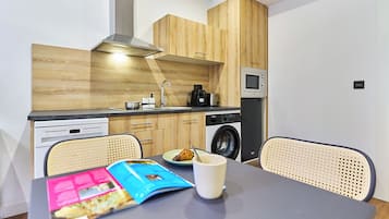 Standard Studio | Private kitchen | Mini-fridge, microwave, stovetop, cookware/dishes/utensils