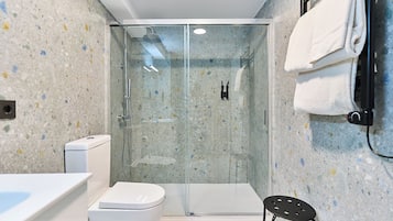 Estudio familiar | Baño | Ducha, secador de pelo, toallas y jabón