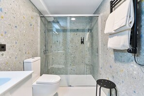 Family Studio | Bathroom | Shower, hair dryer, towels, soap