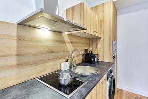 Studio | Bếp riêng | Tủ lạnh nhỏ, lò vi sóng, bếp nấu, dụng cụ nấu nướng/bát dĩa/dao nĩa