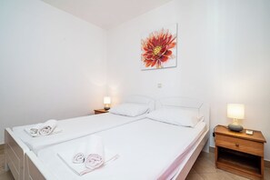 2 bedrooms, iron/ironing board, WiFi, bed sheets