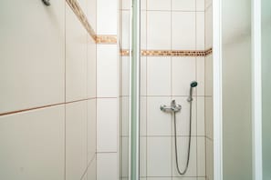 Dusche, Haartrockner, Handtücher, Seife