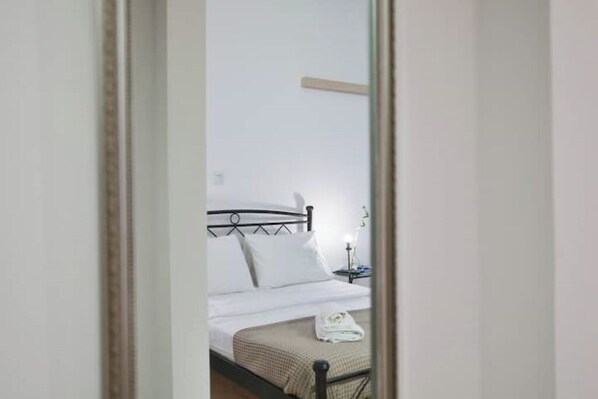 1 bedroom, iron/ironing board, WiFi, bed sheets - the Blue Effect Tiny Studio

 (Athina)