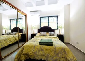 Camera con 2 letti singoli, vista città | Una scrivania, postazione laptop, Wi-Fi gratuito