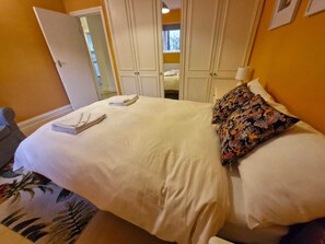 2 多间卧室、熨斗/熨衣板、免费 WiFi、床单