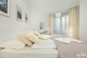 1 habitación, muebles diferentes y tabla de planchar con plancha 