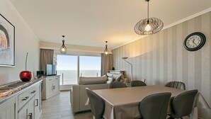 Una cocina moderna con comedor, ventanas amplias y vistas al exterior.