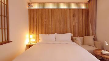 Escritorio y espacio para trabajar con laptop