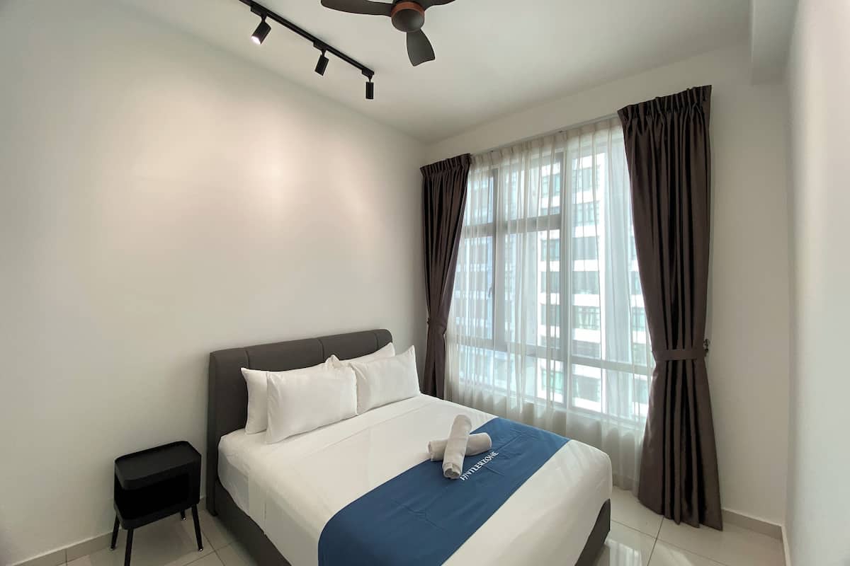 مكتب ومساحة عمل للكمبيوتر المحمول وستائر تعتيم ومكواة/لوح كي