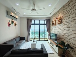 Työpöytä, kannettavalle tietokoneelle sopiva työtila, pimennysverhot