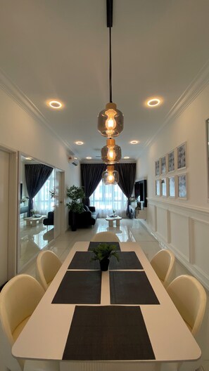 Økonomileilighet, byutsikt | Spiseområde på rommet