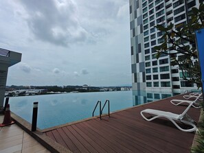 2 hồ bơi ngoài trời 