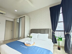 Bàn, khu vực làm việc phù hợp cho laptop, màn/rèm cản sáng 