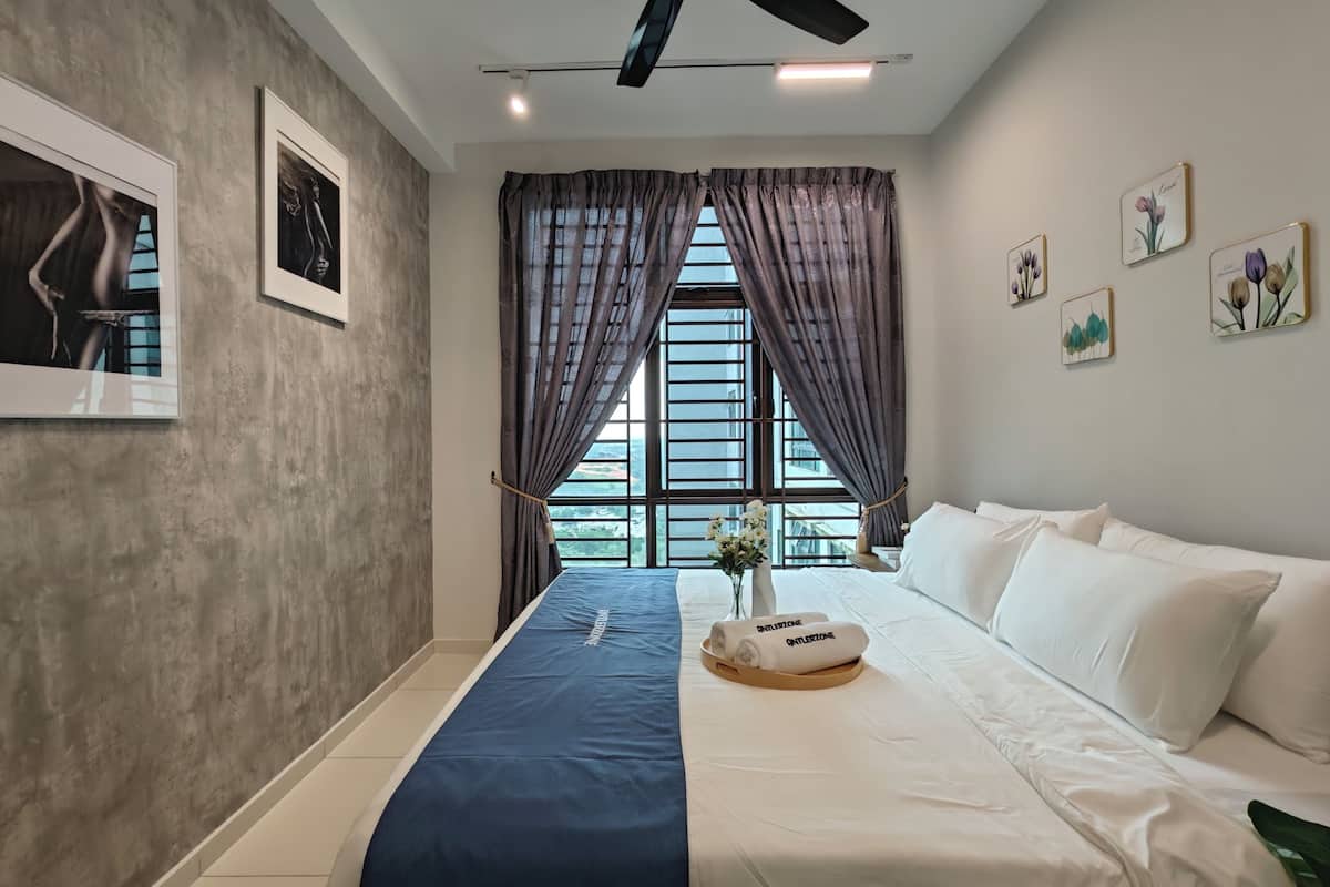 مكتب ومساحة عمل للكمبيوتر المحمول وستائر تعتيم ومكواة/لوح كي