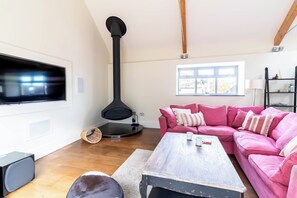 Een smart-tv en een open haard