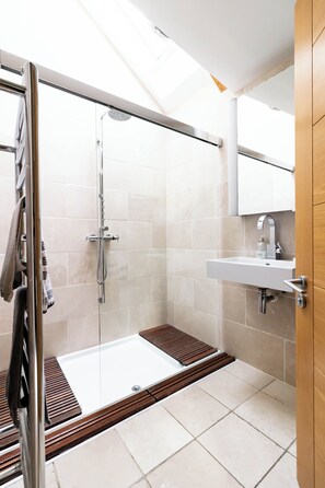 淋浴設備、風筒、提供毛巾、廁紙