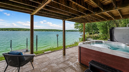 Cayuga Lakefront | Hot Tub | Fire Pit | Kayaks