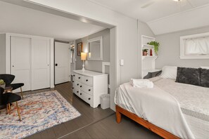 3 habitaciones, tabla de planchar con plancha, wifi y ropa de cama