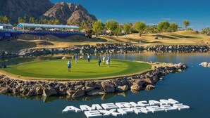 Un parcours de golf avec un étang et les mots « AMERICAN EXPRESS » inscrits sur la surface de l’eau.