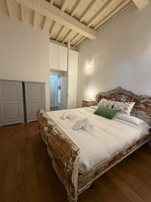 2 habitaciones, tabla de planchar con plancha y cuna de viaje