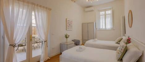 2 bedrooms, iron/ironing board, travel cot, free WiFi