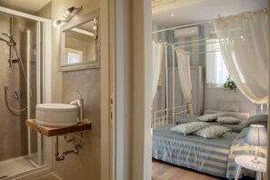 Bruser, hårtørrer, bidet, håndklæder