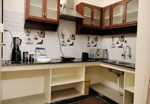 Deluxe Villa | Private kitchen | Fridge, oven, cookware/dishes/utensils - Gokulam Villa (Puducherry)