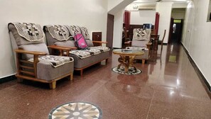 Villa Deluxe | Vardagsrum | 32-tums platt-tv med kabelkanaler