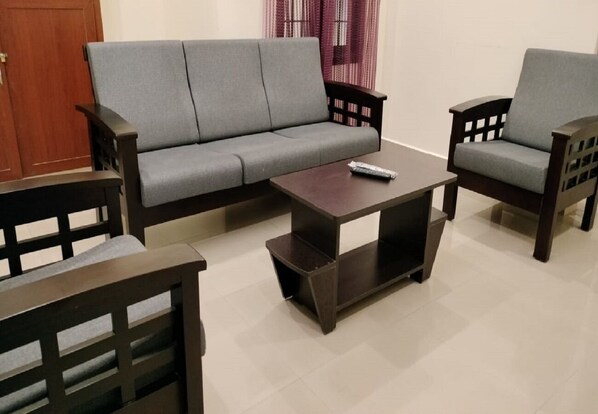 Villa Standard | Vardagsrum | 32-tums platt-tv med kabelkanaler