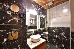 تجهيزات دش، مجففات شعر، برانس (أردية) حمّام، خف للقدمين