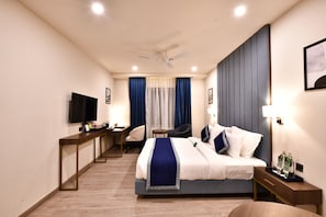 Deluxe Room | 1 bedroom, desk, laptop workspace, soundproofing