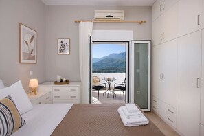 3 soverom, skrivebord, strykejern/-brett og reiseseng for barn