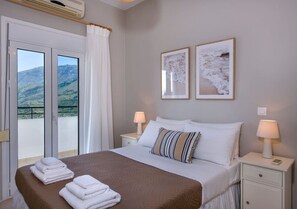 3 slaapkamers, een bureau, een strijkplank/strijkijzer, reisbedje