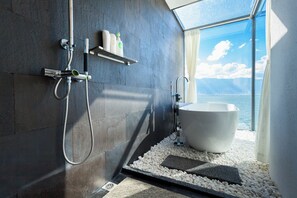 Lúxusherbergi með tvíbreiðu rúmi - einkabaðherbergi - útsýni yfir vatn | Baðherbergi | Hárblásari, handklæði, sápa, sjampó