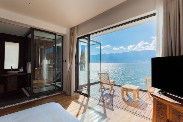 Chambre Double Luxe, salle de bains privée, vue lac | Bureau, espace de travail pour ordinateur portable, Wi-Fi gratuit