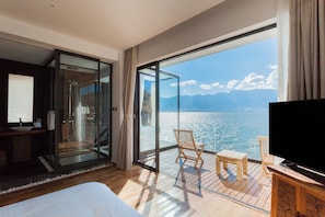 Escritorio, espacio para trabajar con laptop y wifi gratis