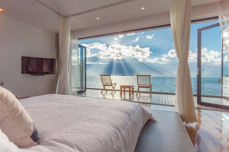 Quarto casal superluxo, banheiro privativo, vista para o lago | Escrivaninha, espaço de trabalho para notebook, Wi-Fi de cortesia. Dali erhai shiguang haijing kezhan