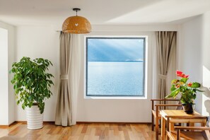 Familieværelse med dobbeltseng eller 2 enkeltsenge - privat badeværelse - søudsigt | Skrivebord, arbejdsområde til bærbare computere, gratis Wi-Fi