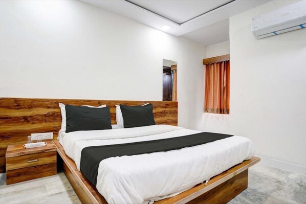 Free WiFi, bed sheets - Goroomgo Apollo Vastrapur (Ahmedabad)