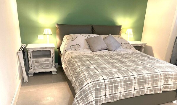 2 عدّة غرف نوم وخزنة داخل الغرفة ومكواة/لوح كي وسرير سفر