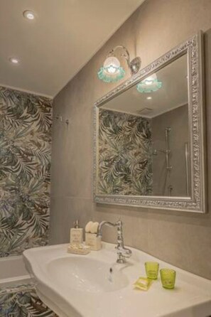 Shower, hair dryer, bidet, towels - SILK ART FLORENCE APARTMENT (Firenze)