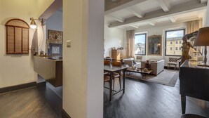 Une cuisine moderne dotée d’un plan de travail en bois et d’un coin repas avec une table et des chaises.