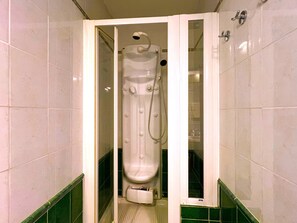 Dusche, Haartrockner, Bidet, Handtücher