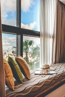 客房内保险箱、办公桌、笔记本电脑工作区、免费婴儿床