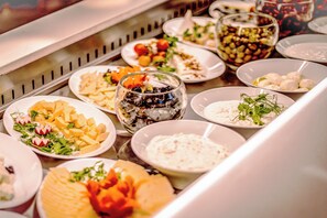 Daily buffet breakfast for a fee - Nof Hotel (Haifa)