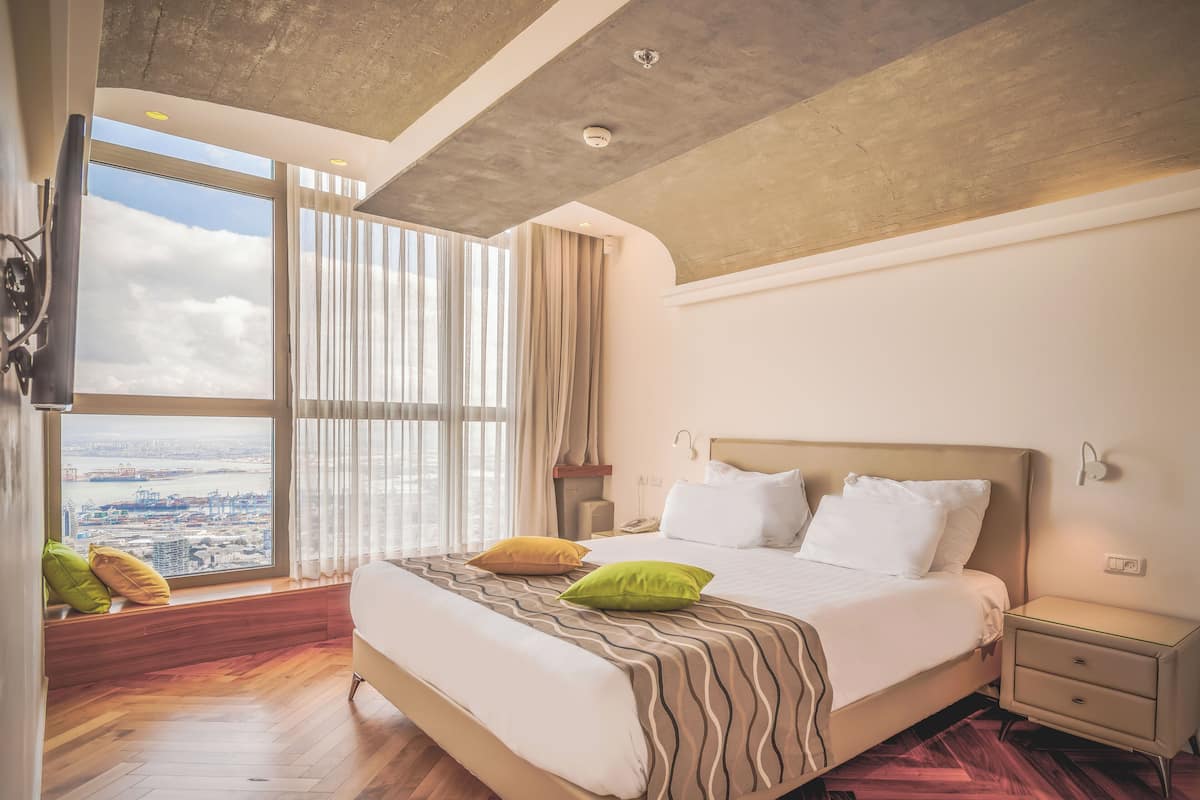 Suite | 1 bedroom, in-room safe, desk, laptop workspace