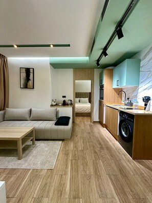 Apartamento luxo, 2 quartos | Área de estar | Smart TV 50 polegadas com canais via satélite, lareira, Netflix