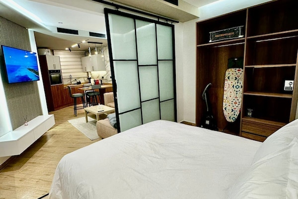 Deluxe Apartment | Premium bedding, down comforters, pillowtop beds, minibar