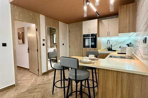 Deluxe-Apartment, 2 Schlafzimmer | Wohnbereich | 50-Zoll-Smart-TV mit Satellitenempfang, Kamin, Netflix